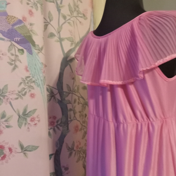 Vintage 1960s woman's full length polyester popsicle pink nightgown - Picture 12 of 13